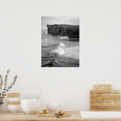 海波が岩の多い海岸沿いの崖に打ち寄せる ポスター (キッチン)