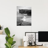 海波が岩の多い海岸沿いの崖に打ち寄せる ポスター (ホームオフィス)