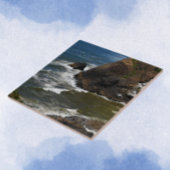 海波が岩の海岸線に砕け散る タイル