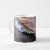 海波が昼間に岸に打ち寄せる コーヒーマグカップ (正面左)
