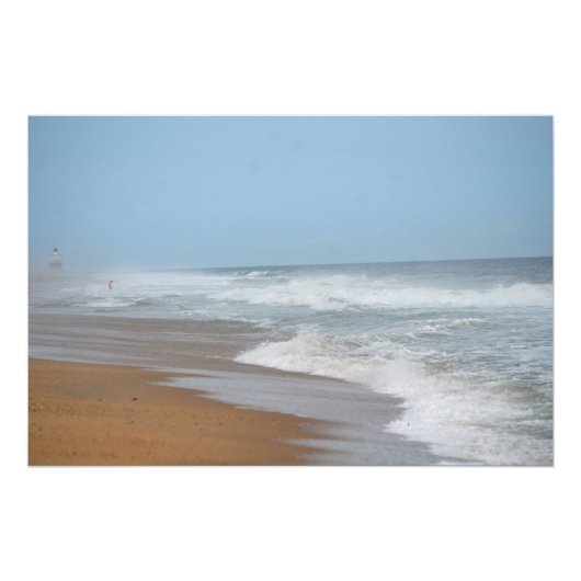 海波が灯台でビーチに当たる ポスター (正面)