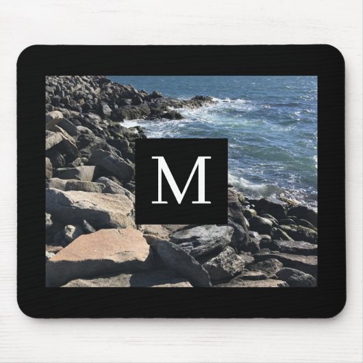 海波と岩の写真イニシャルブラック マウスパッド (正面)