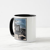 海波と岩の写真イニシャルブラック マグカップ (正面左)