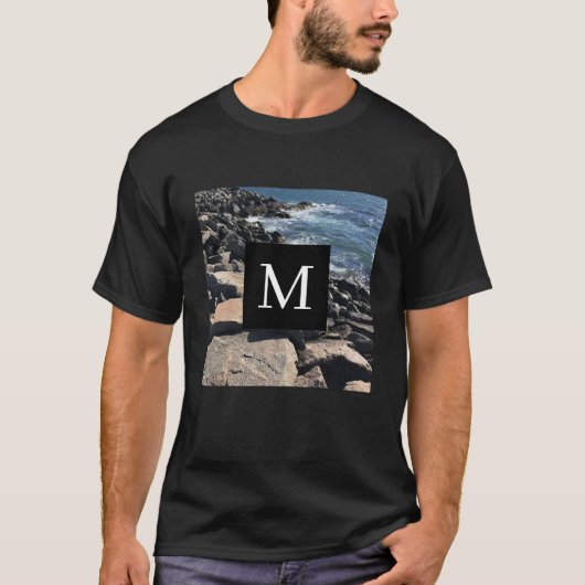 海波と岩の写真イニシャルブラック Tシャツ (正面)