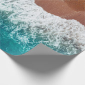 海波の砂浜のビーチ、背景の上面 ラッピングペーパー (角)