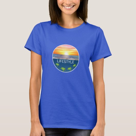 海洋の日の出とウミガメのライフスタイル Tシャツ (正面)