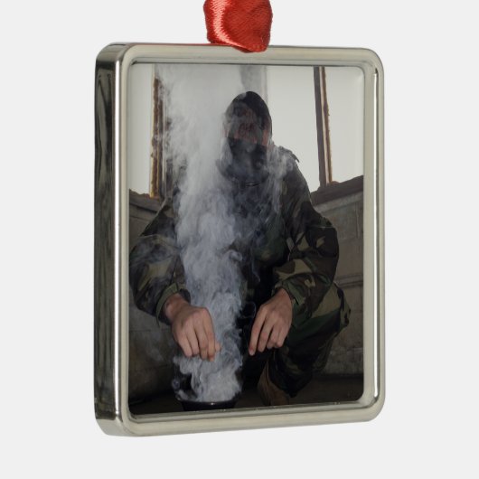 海洋はガス室により多くのCSガスを充填する メタルオーナメント (右)