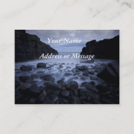 海海岸沿いの小石や岩。バシン 名刺