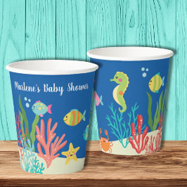 海獣の赤ん坊が感謝していシャワーする 紙コップ