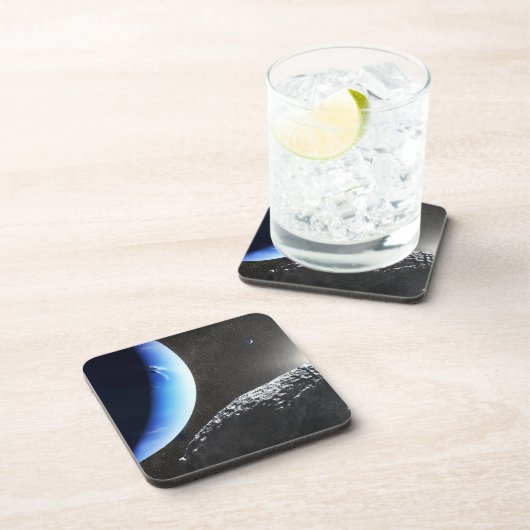 海王星の小さな月のカバ。 コースター (右側)