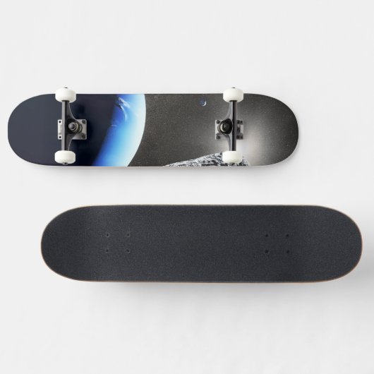 海王星の小さな月のカバ。 スケートボード (横)