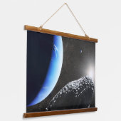 海王星の小さな月のカバ。 吊り下げ型タペストリー (傾斜あり)
