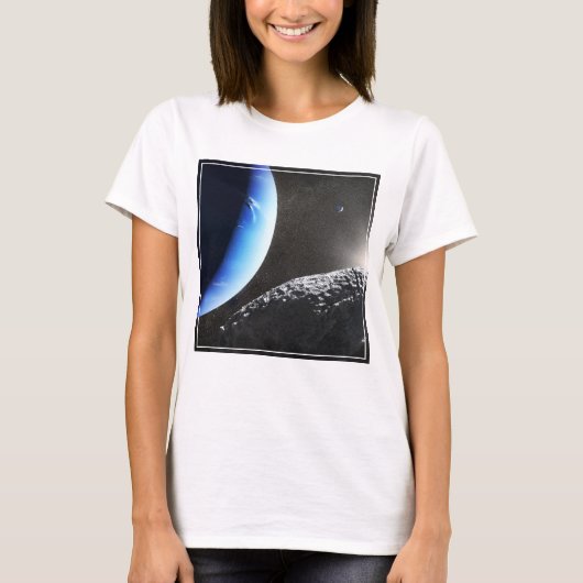 海王星の小さな月のカバ。 Tシャツ (正面)