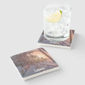 海石の海岸の近くの松の森の冬の夕日 ストーンコースター (横)