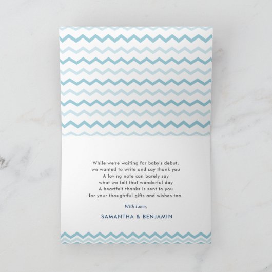 海航海の青の男の子の赤ちゃんのシャワーの下で鯨 サンキューカード (内部)