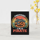 海賊の衣装を着たふりをするパーティーで面白いハロウィーン カード (黄色い花)