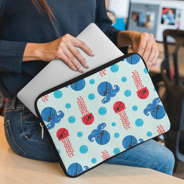 海賊タコ、海賊クラゲ、海獣 ラップトップスリーブ (クリエイターアップロード済み)