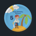 海賊少年ビーチサマーキッズプール誕生日パーティー ペーパープレート<br><div class="desc">青いクール海賊の誕生パーティープレートカスタマイズで、ビーチの上で海賊の服を着た男の子が可愛いヤシの木で。子供の名前と年齢を追加し素晴らしてパーソナライズされたパーティー。</div>