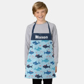 海賊帽おもしろいをかぶった可愛いサメ エプロン (着用した状態)