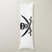 海賊旗のスカルが剣を渡り ボディピロー (正面縦)