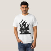海賊湾のロゴの船 Tシャツ (正面フル)