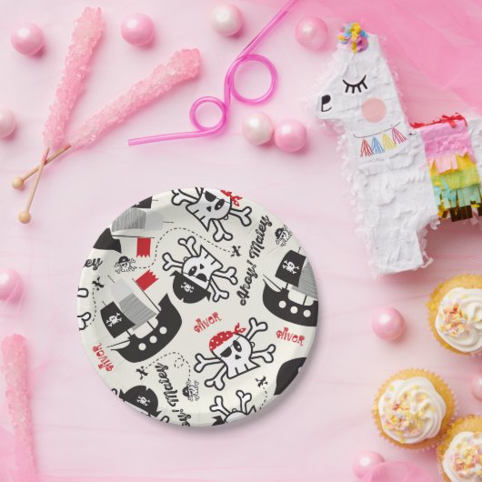 海賊船のスカルの男の子の誕生会の名前をカスタムする ペーパープレート (パーティー)