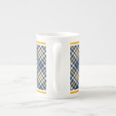 海軍およびイエロー・ゴールドのスポーティな格子縞 ボーンチャイナマグカップ (裏面)
