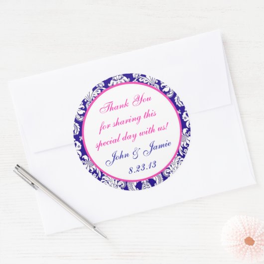海軍およびピンクのダマスク織の円形の結婚式のステッカーのラベル ラウンドシール (封筒)