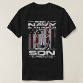 海軍であることは名誉であり、息子であることは貴重である Tシャツ (デザイン正面)