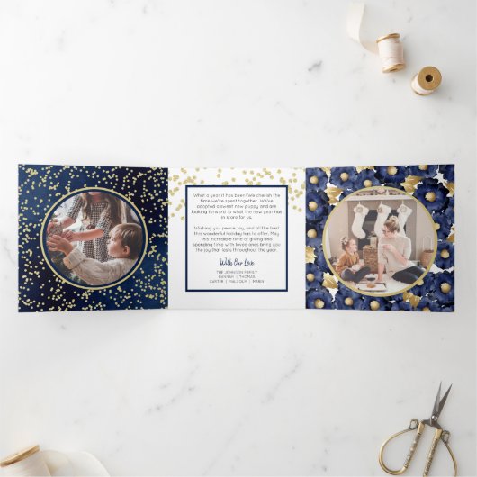 海軍とゴールドの家族のホリデーシーズン写真コラージュ 三つ折りクリスマスカード (内部)