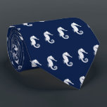 海軍の航海のなタツノオトシゴのテーマの白 ネクタイ<br><div class="desc">海軍|白のヴィンテージのタツノオトシゴのイラストレーションパターンを特色にするユニークなネクタイの選択。</div>