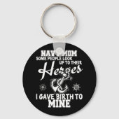 海軍ママ何人かの人々は彼らのヒーロー米国海軍を見上げる キーホルダー (正面)