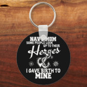 海軍ママ何人かの人々は彼らのヒーロー米国海軍を見上げる キーホルダー (正面)