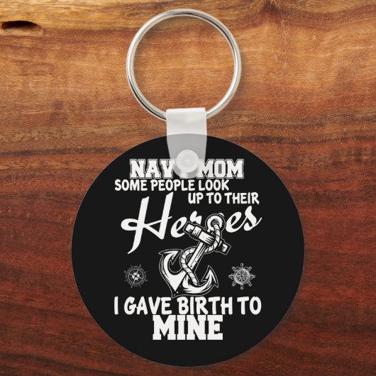 海軍ママ何人かの人々は彼らのヒーロー米国海軍を見上げる キーホルダー (正面)