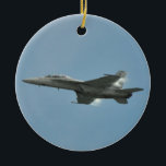 海軍FA-18によってすごいスズメバチのオーナメント セラミックオーナメント<br><div class="desc">Embryの謎の翼の蒸気との海軍F/A-18E/F F-18によってすごいスズメバチの低空飛行の美しい項目は飛びます及び波はDaytona Beach FLで示します。</div>