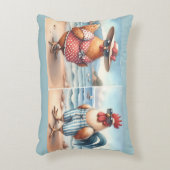 海辺で水着を着た鶏 アクセントクッション (正面(垂直))