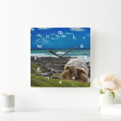 海辺に大きな亀 スクエア壁時計 (ホーム)