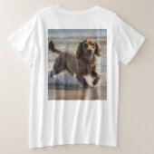 「海辺のおもしろい:海の中遊でのコッカースパニエル犬 プラスサイズTシャツ (デザイン裏面)