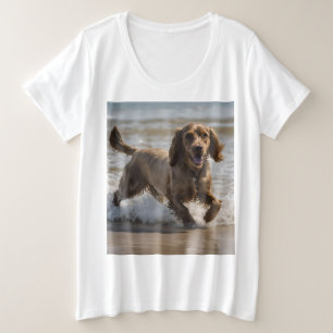 「海辺のおもしろい:海の中遊でのコッカースパニエル犬 プラスサイズTシャツ