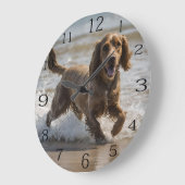 「海辺のおもしろい:海遊のコクカースパニエル犬 ラージ壁時計 (傾斜)