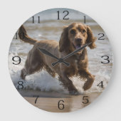 「海辺のおもしろい:海遊のコクカースパニエル犬 ラージ壁時計 (正面)