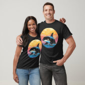 海辺のサンセットに躍動するシャチ Tシャツ (ユニセックス)