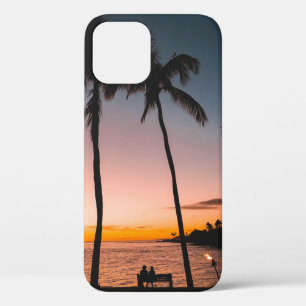 海辺のビーチに座る人 iPhone 12ケース