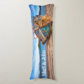 海辺の古い青いボート ボディピロー (正面縦)