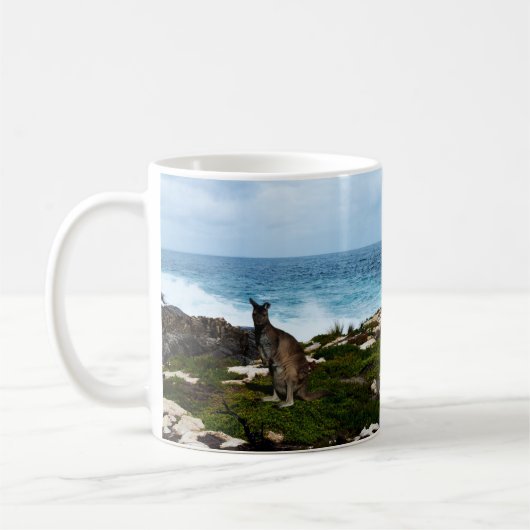 海辺の岩の上のワラビー、コーヒーマグ コーヒーマグカップ (左)