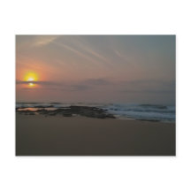 海辺の岩山の上の日の出