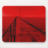 海辺の桟橋を散歩する マウスパッド (正面)