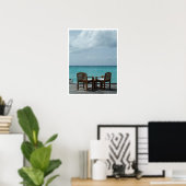 海辺の波止場の椅子 ポスター (ホームオフィス)