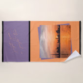 海辺の町に沈む夕日 – アート ビーチタオル (正面)