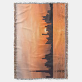 海辺の町の夕日 – 水色 スローブランケット (正面縦)